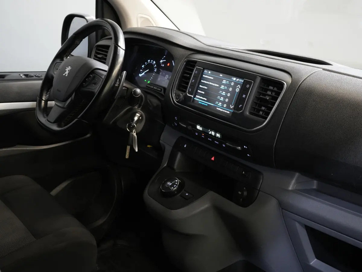 2.0 HDI 180 pk Aut. DC Dubbel Cabine 2x Schuifdeur/ Carplay/ Stoelverw./ Climate/ Navi/ Camera/ Cruise/ 17’LMV/ PDC/ Trekhaak