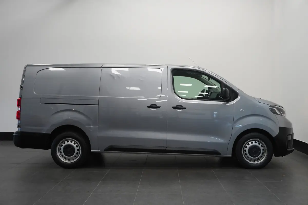 2.0 D-4D L3 122PK EURO 6 - Airco - Cruise - Navi - €9.950,- Excl