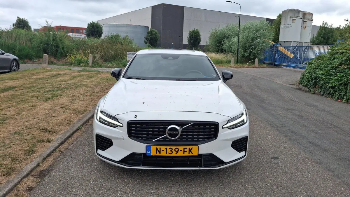 Recharge T6 AWD R-Design | Trekhaak | 19 Inch Velgen | Power Seats | Harman / Kardon |