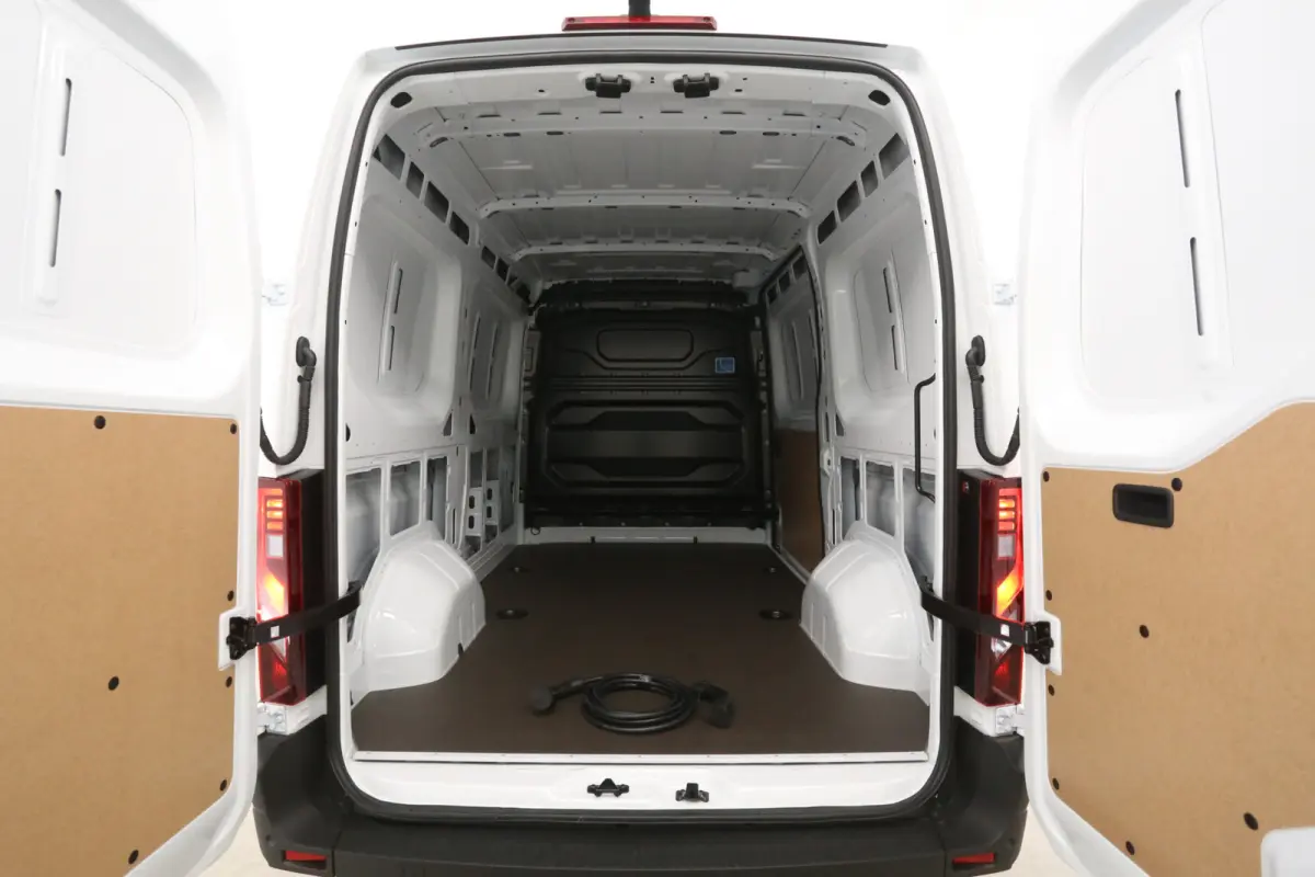 87 kWh Long Range L2H2 | NIEUW | Clima | Carplay | 2500kg Trekgew. | Camera | 3 Zits | LED | Parkeersens.
