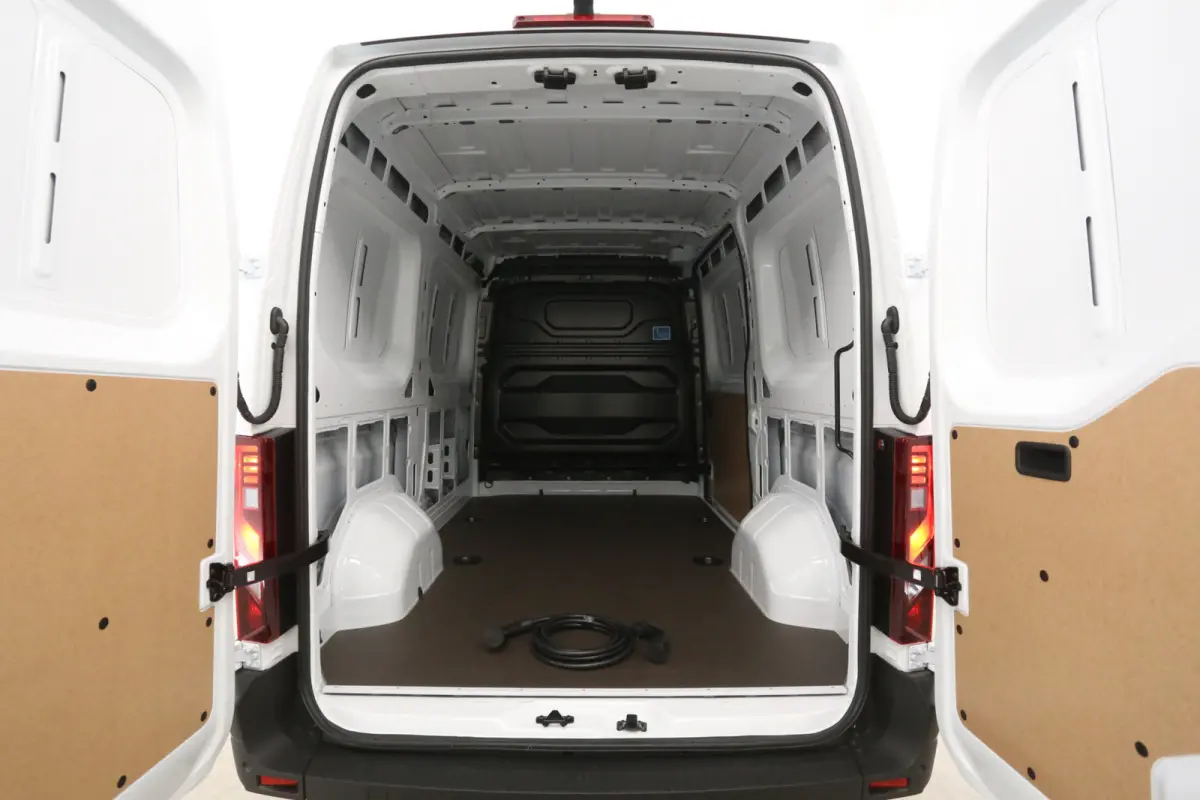 87 kWh Long Range L2H2 | NIEUW | Clima | Carplay | 2500kg Trekgew. | Camera | 3 Zits | LED | Parkeersens.