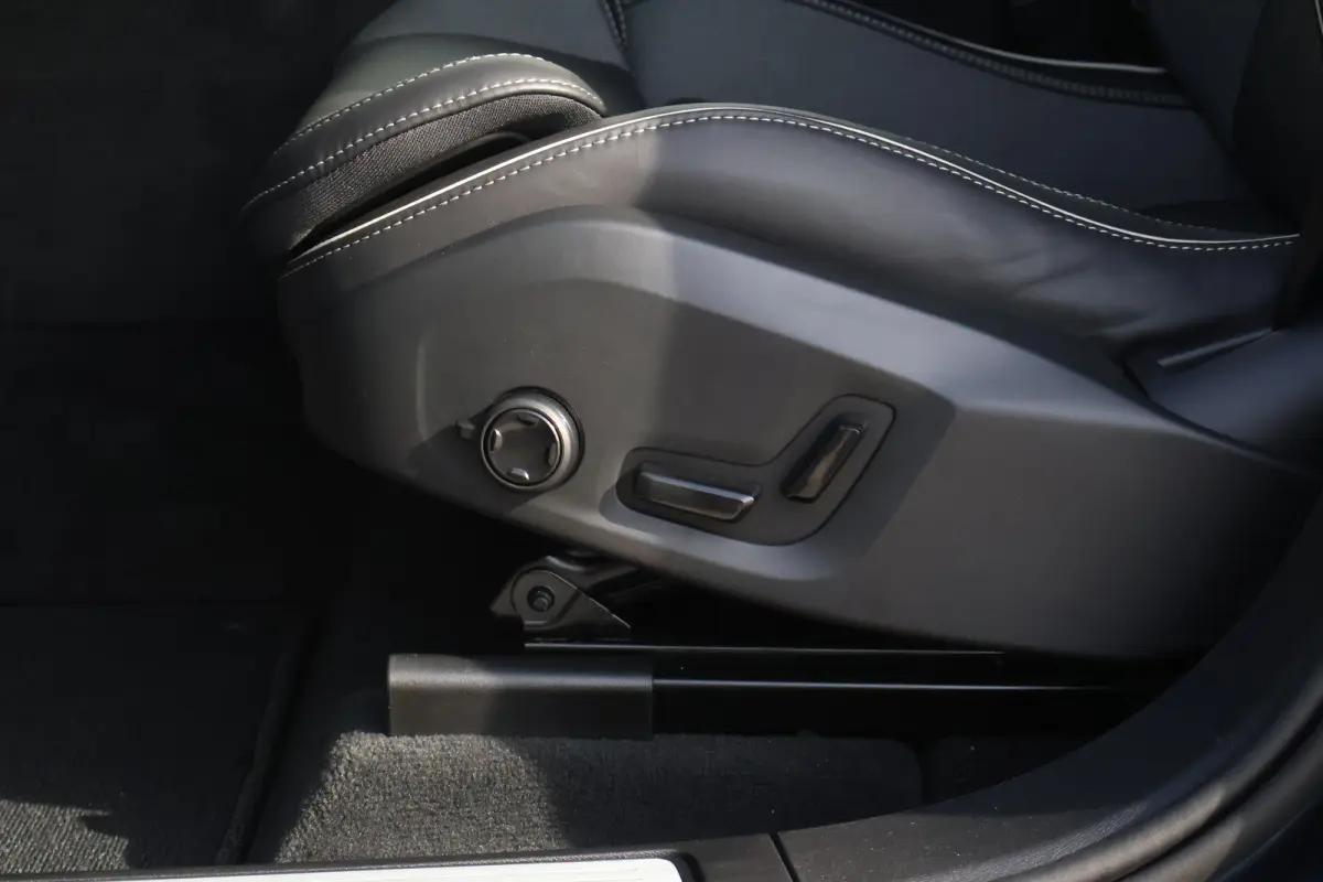 Plus Black Edition Recharge Plug-In Hybrid AWD | Luchtvering | 360 | HUD | H&K | Panodak |