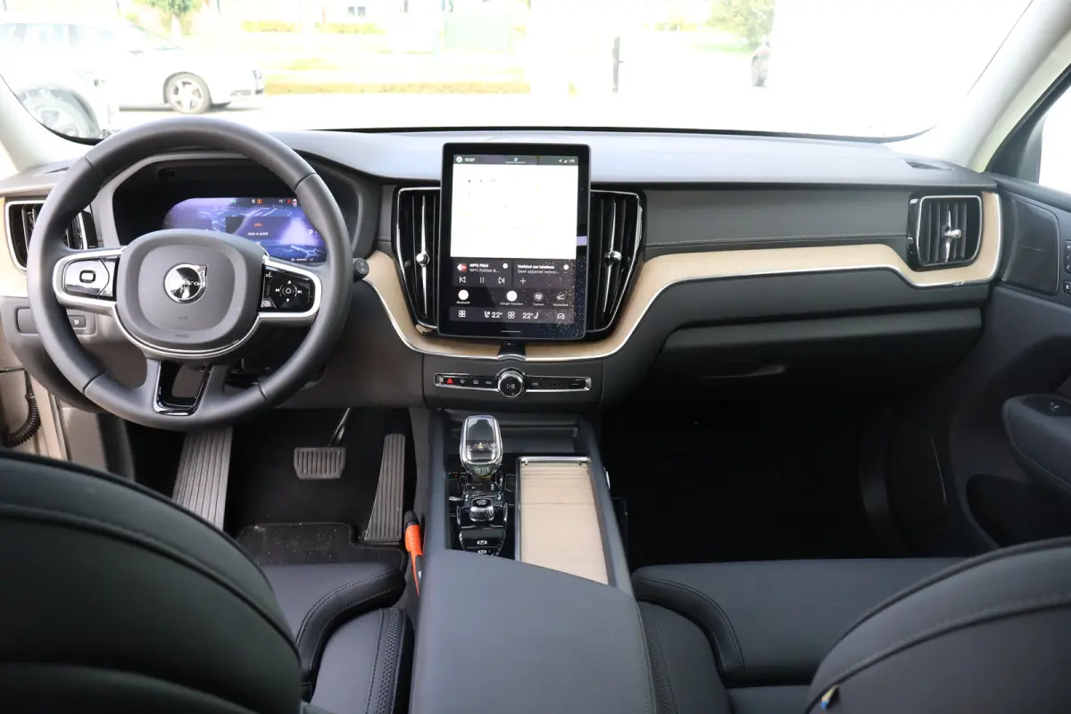 2.0 T6 Plug-in hybrid AWD Ultra Dark | Trekhaak | Luchtvering | Pano | HUD | Zomerbanden 20" | Bright Dusk |