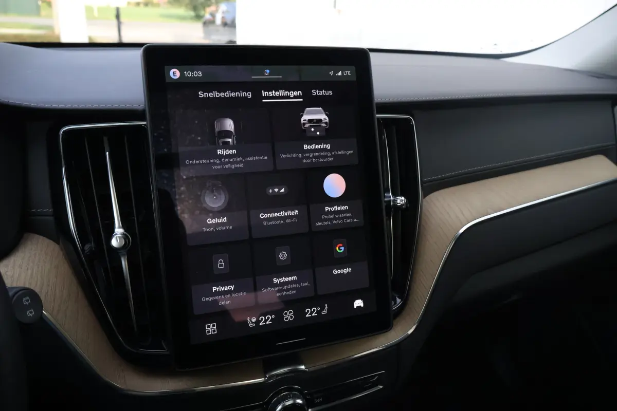 2.0 T6 Plug-in hybrid AWD Ultra Dark | Trekhaak | Luchtvering | Pano | HUD | Zomerbanden 20" | Bright Dusk |