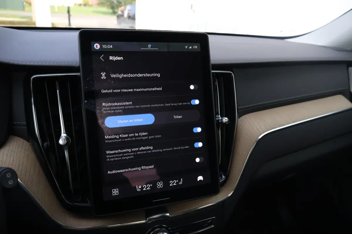 2.0 T6 Plug-in hybrid AWD Ultra Dark | Trekhaak | Luchtvering | Pano | HUD | Zomerbanden 20" | Bright Dusk |