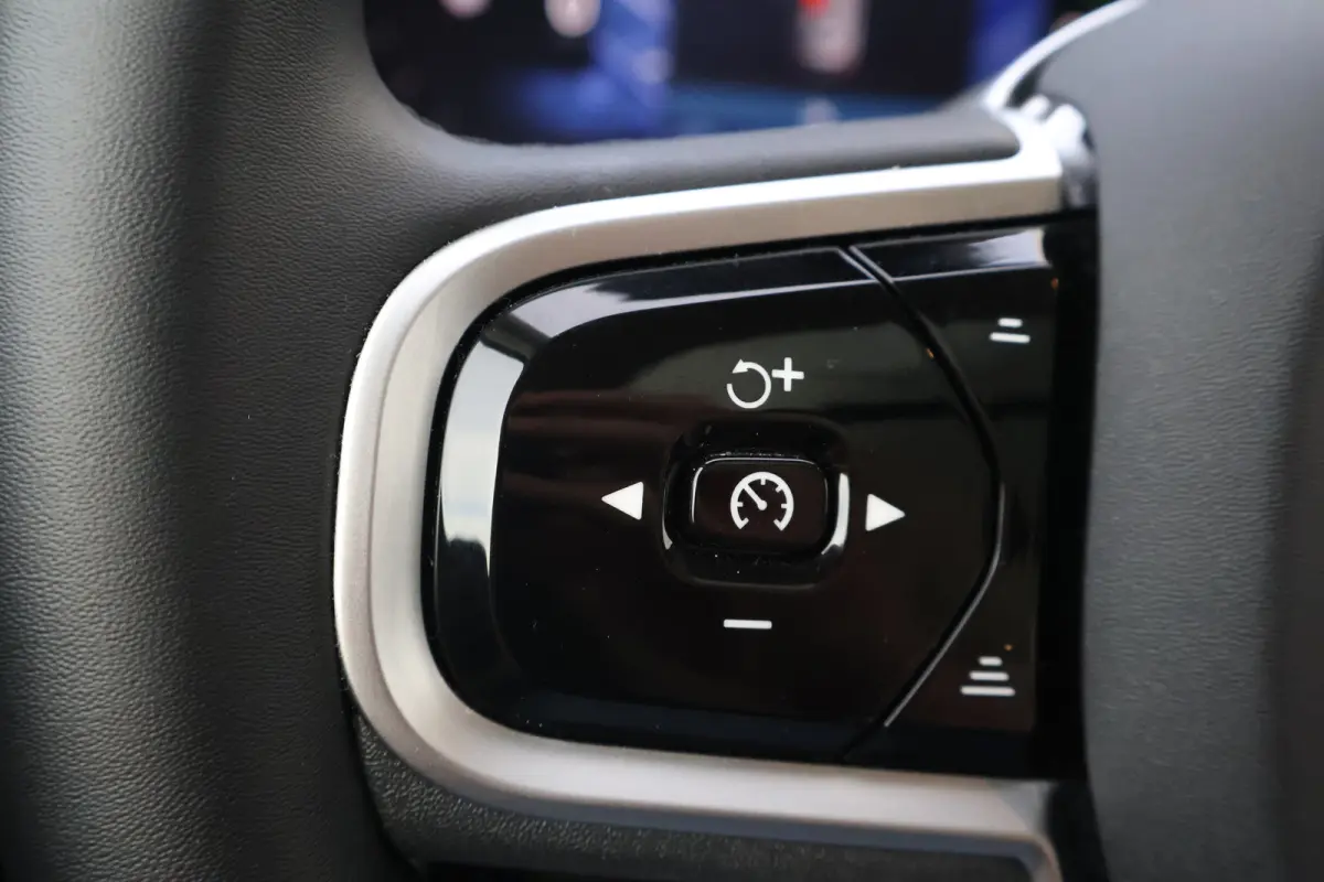 2.0 T6 Plug-in hybrid AWD Ultra Dark | Trekhaak | Luchtvering | Pano | HUD | Zomerbanden 20" | Bright Dusk |