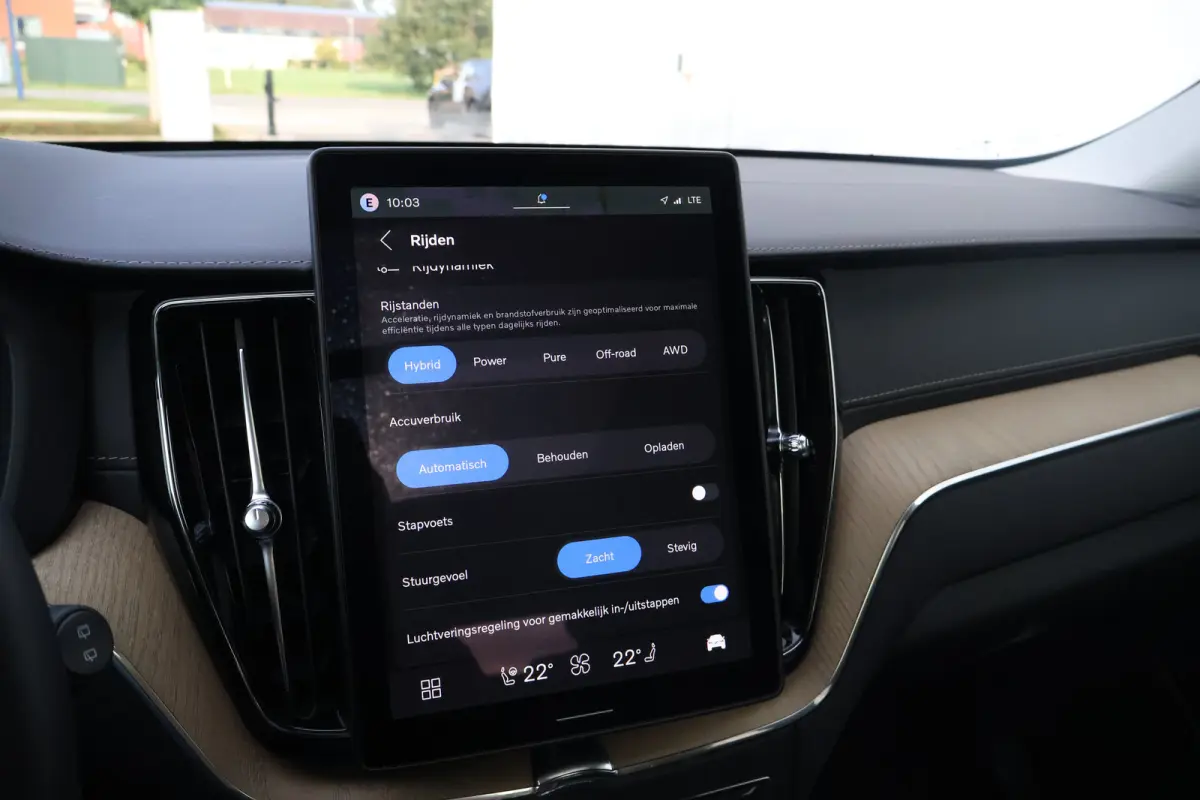 2.0 T6 Plug-in hybrid AWD Ultra Dark | Trekhaak | Luchtvering | Pano | HUD | Zomerbanden 20" | Bright Dusk |