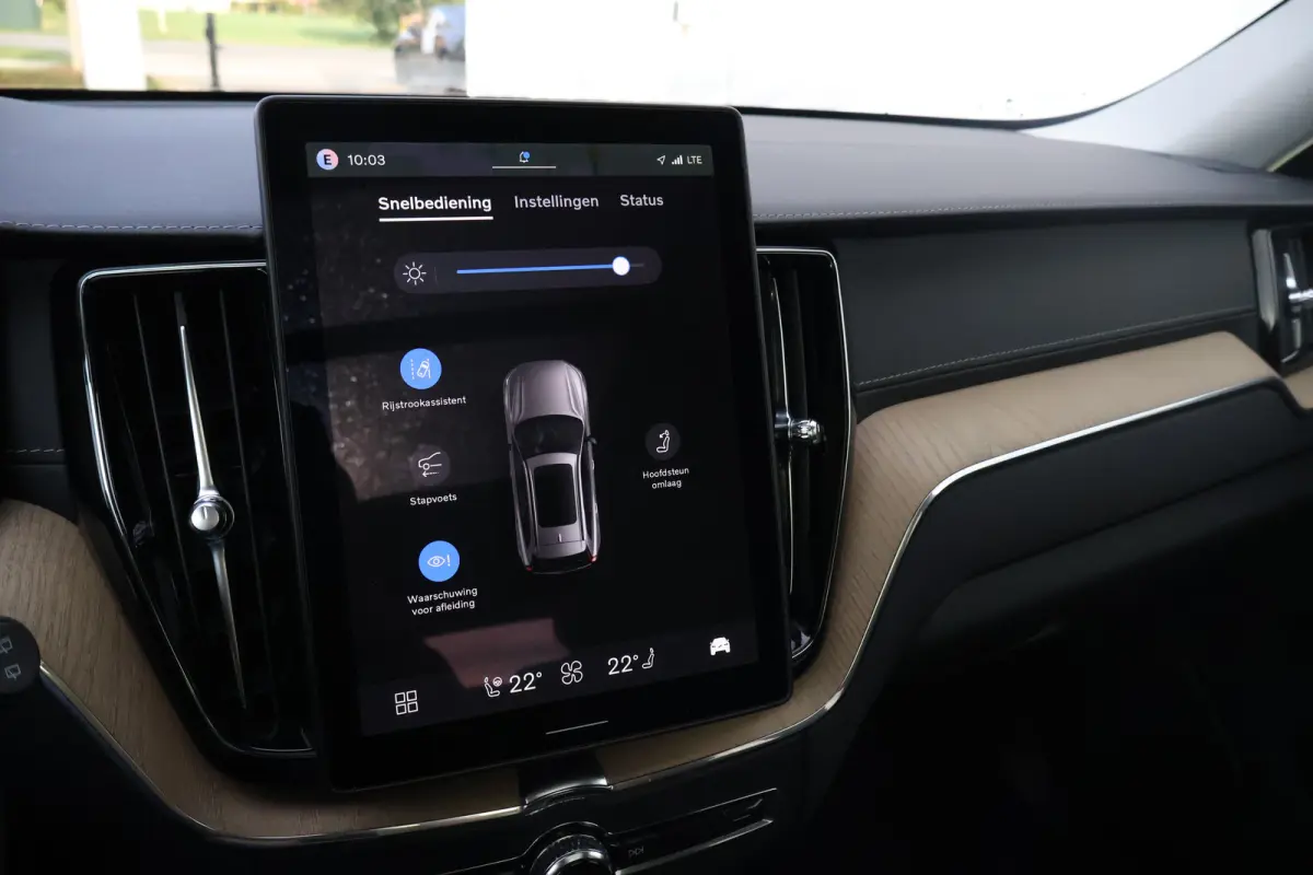 2.0 T6 Plug-in hybrid AWD Ultra Dark | Trekhaak | Luchtvering | Pano | HUD | Zomerbanden 20" | Bright Dusk |