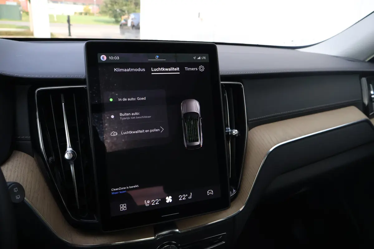 2.0 T6 Plug-in hybrid AWD Ultra Dark | Trekhaak | Luchtvering | Pano | HUD | Zomerbanden 20" | Bright Dusk |