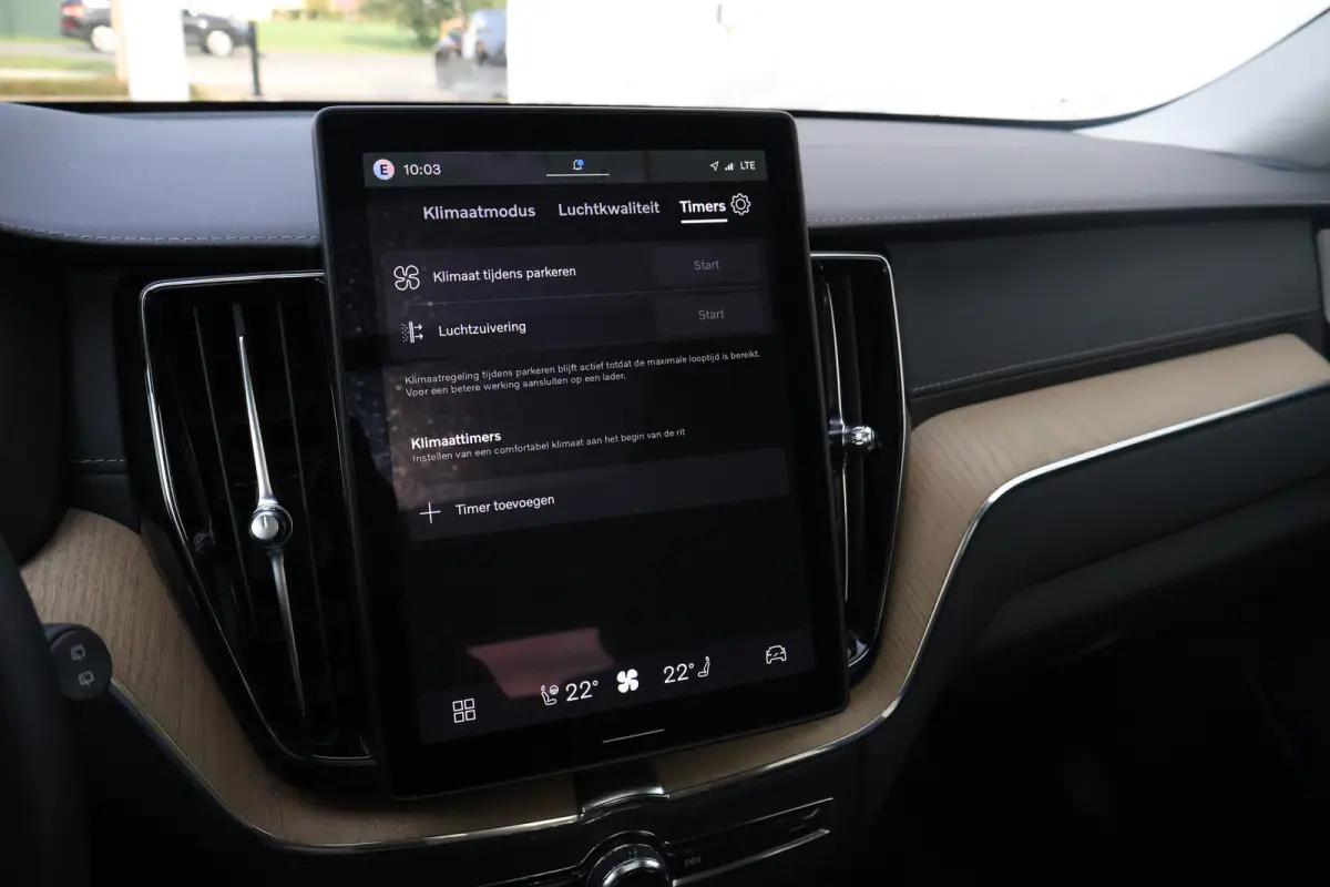 2.0 T6 Plug-in hybrid AWD Ultra Dark | Trekhaak | Luchtvering | Pano | HUD | Zomerbanden 20" | Bright Dusk |