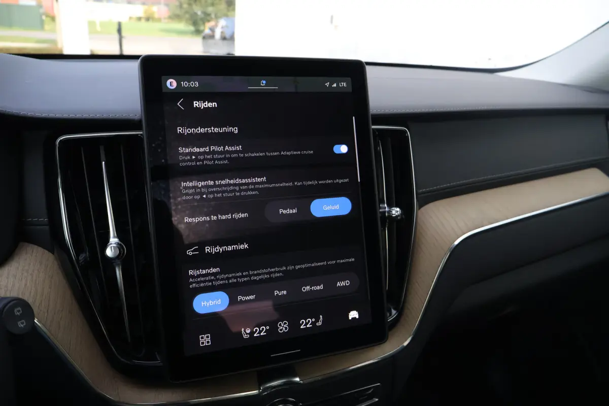 2.0 T6 Plug-in hybrid AWD Ultra Dark | Trekhaak | Luchtvering | Pano | HUD | Zomerbanden 20" | Bright Dusk |