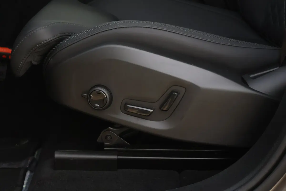 2.0 T6 Plug-in hybrid AWD Ultra Dark | Trekhaak | Luchtvering | Pano | HUD | Zomerbanden 20" | Bright Dusk |