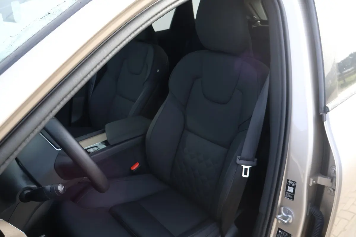 2.0 T6 Plug-in hybrid AWD Ultra Dark | Trekhaak | Luchtvering | Pano | HUD | Zomerbanden 20" | Bright Dusk |