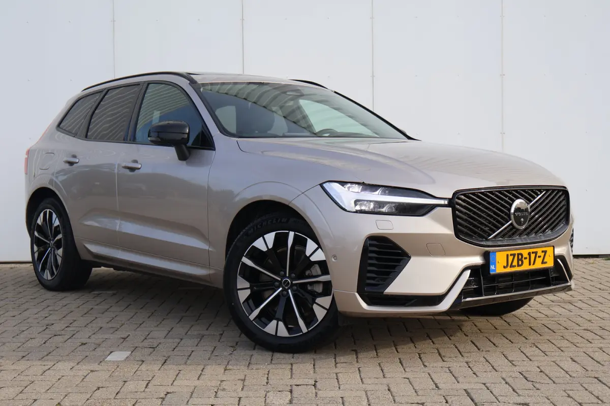 2.0 T6 Plug-in hybrid AWD Ultra Dark | Trekhaak | Luchtvering | Pano | HUD | Zomerbanden 20" | Bright Dusk |