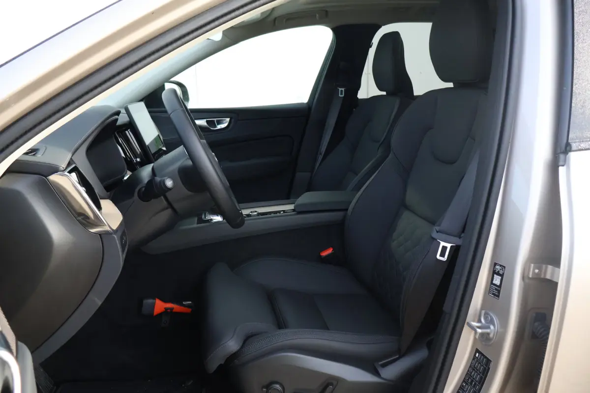 2.0 T6 Plug-in hybrid AWD Ultra Dark | Trekhaak | Luchtvering | Pano | HUD | Zomerbanden 20" | Bright Dusk |