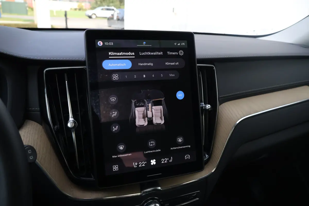 2.0 T6 Plug-in hybrid AWD Ultra Dark | Trekhaak | Luchtvering | Pano | HUD | Zomerbanden 20" | Bright Dusk |