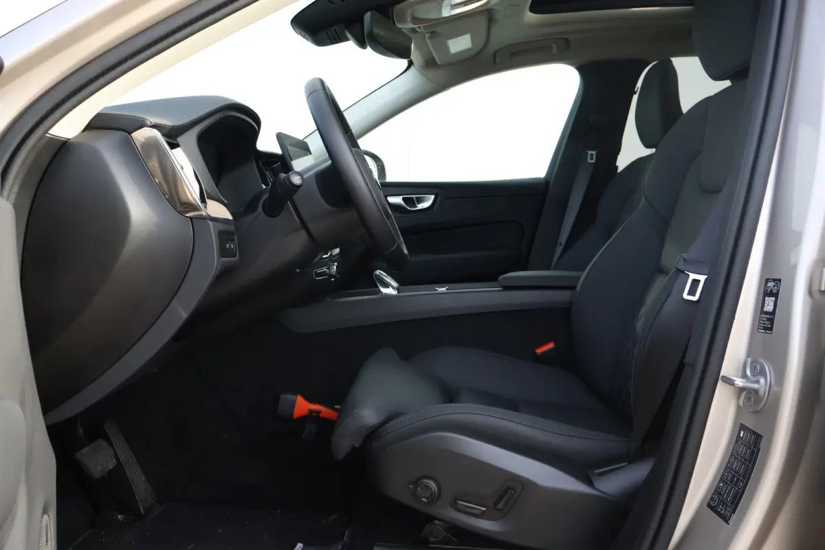2.0 T6 Plug-in hybrid AWD Ultra Dark | Trekhaak | Luchtvering | Pano | HUD | Zomerbanden 20" | Bright Dusk |