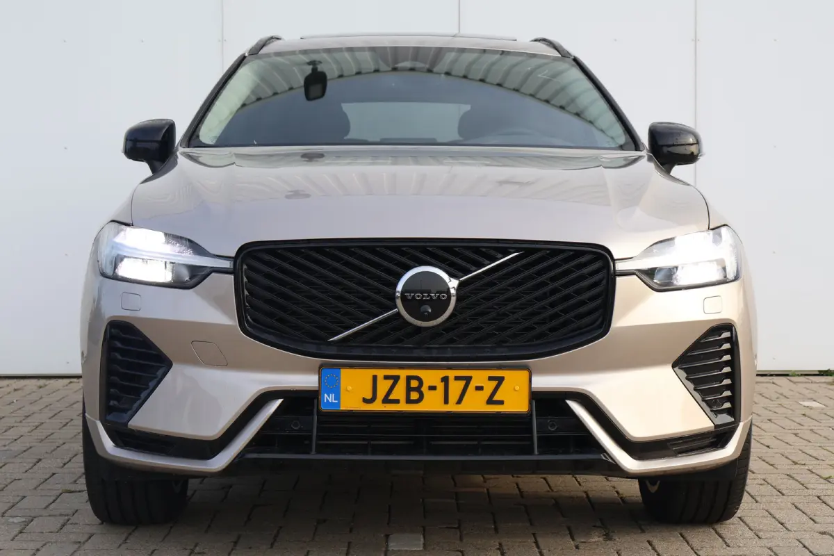 2.0 T6 Plug-in hybrid AWD Ultra Dark | Trekhaak | Luchtvering | Pano | HUD | Zomerbanden 20" | Bright Dusk |