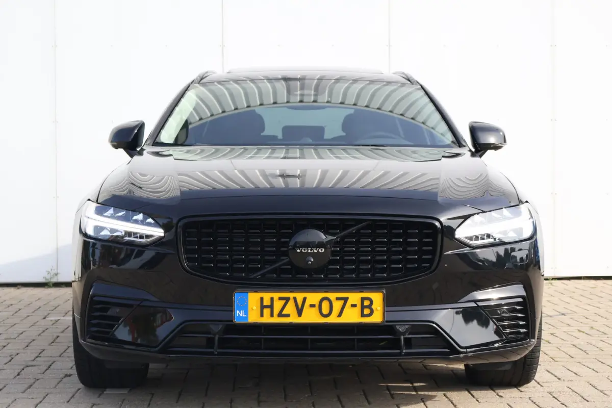 2.0 T8 Plug-in hybrid AWD Ultra Dark | Trekhaak | Luchtvering | 20" All Seasons | Pano | Massage |