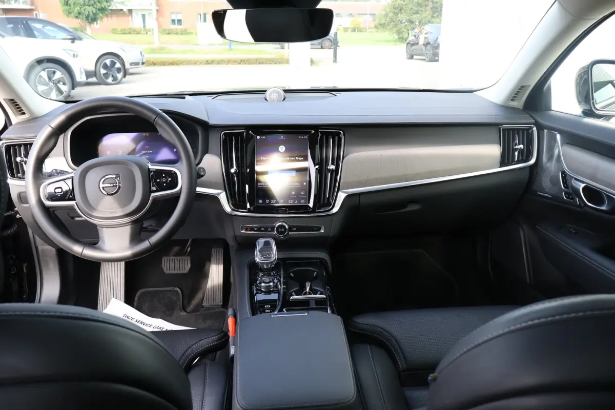 2.0 T8 Plug-in hybrid AWD Ultra Dark | Trekhaak | Luchtvering | 20" All Seasons | Pano | Massage |
