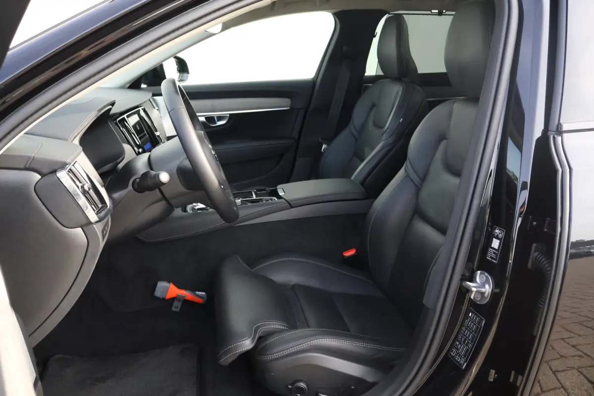 2.0 T8 Plug-in hybrid AWD Ultra Dark | Trekhaak | Luchtvering | 20" All Seasons | Pano | Massage |