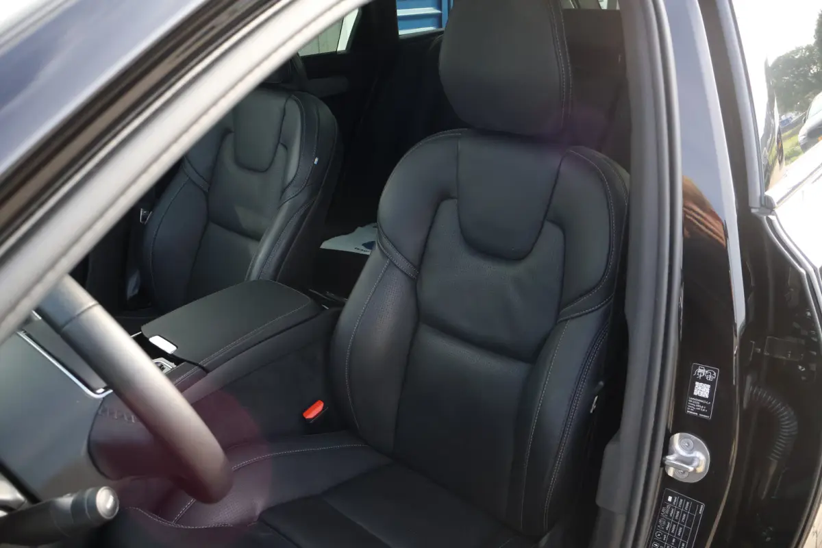 2.0 T8 Plug-in hybrid AWD Ultra Dark | Trekhaak | Luchtvering | 20" All Seasons | Pano | Massage |