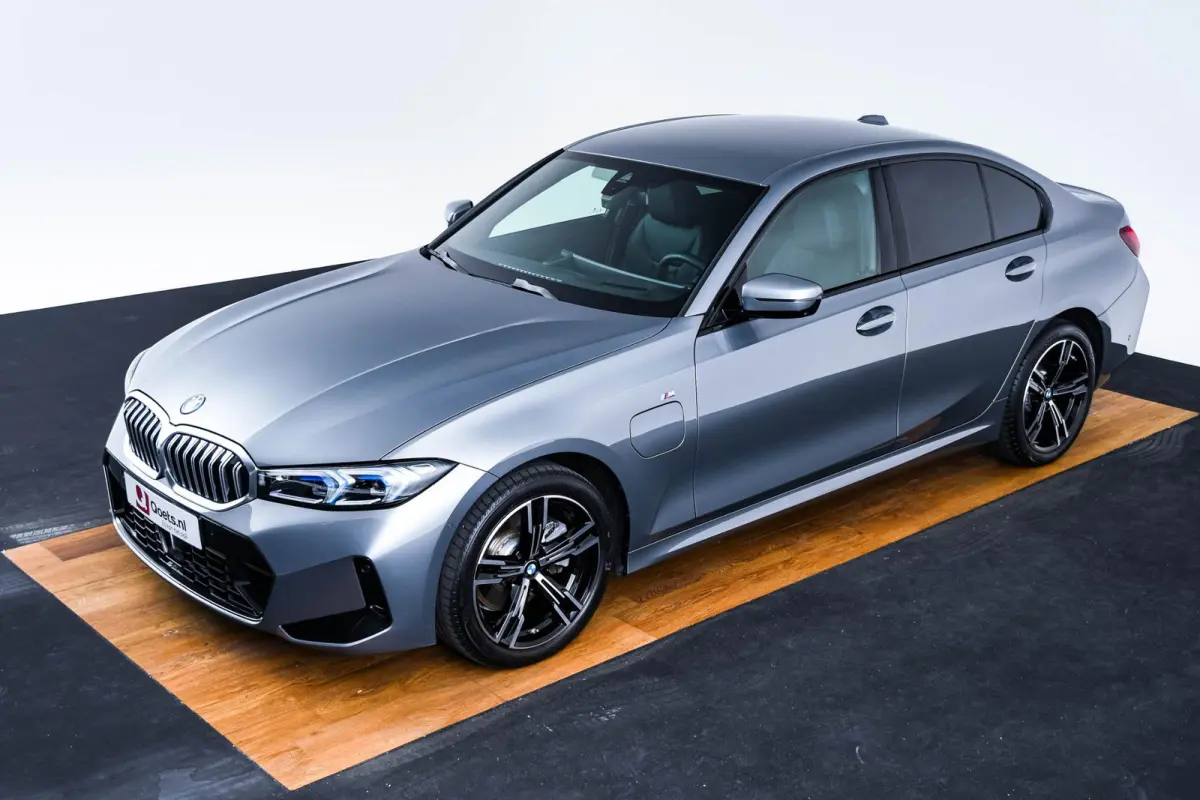 330e xDrive M Sport - Active Cruise Control - Elektrisch verstelbare/verwarmde stoelen - Comfort Access - Sportstoelen - Parking Assistant Plus - BMW Live Cockpit Professional - Getinte ruit