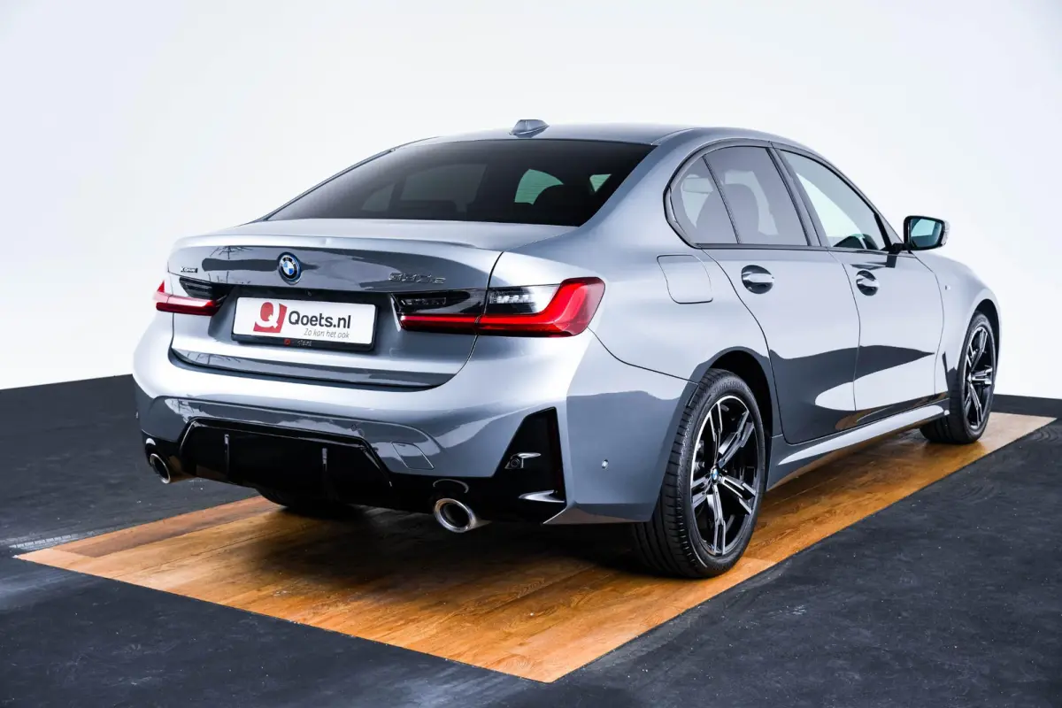 330e xDrive M Sport - Active Cruise Control - Elektrisch verstelbare/verwarmde stoelen - Comfort Access - Sportstoelen - Parking Assistant Plus - BMW Live Cockpit Professional - Getinte ruit