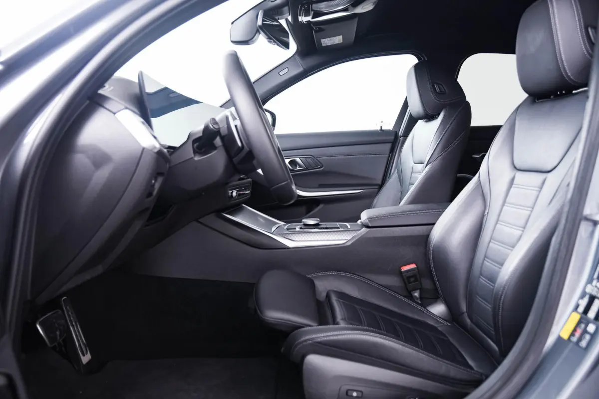 330e xDrive M Sport - Active Cruise Control - Elektrisch verstelbare/verwarmde stoelen - Comfort Access - Sportstoelen - Parking Assistant Plus - BMW Live Cockpit Professional - Getinte ruit
