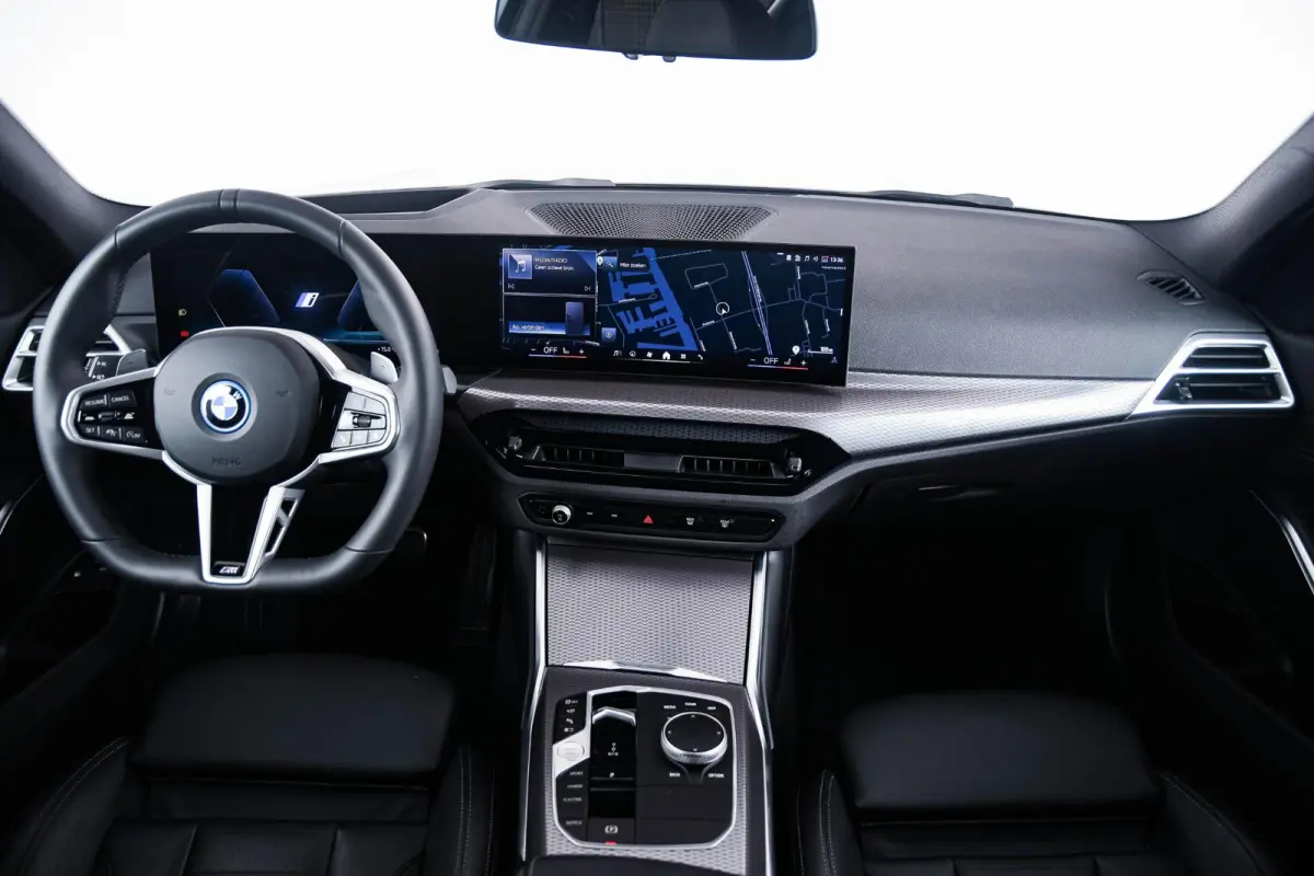 330e xDrive M Sport - Active Cruise Control - Elektrisch verstelbare/verwarmde stoelen - Comfort Access - Sportstoelen - Parking Assistant Plus - BMW Live Cockpit Professional - Getinte ruit
