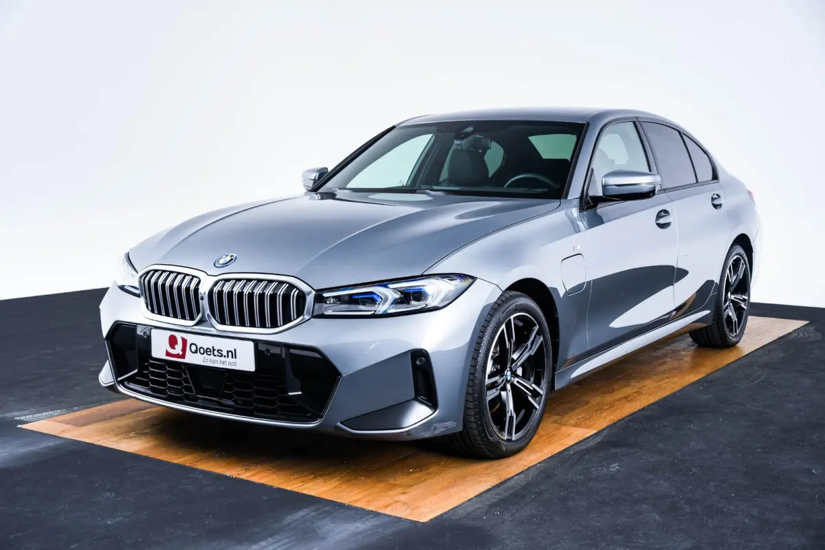 330e xDrive M Sport - Active Cruise Control - Elektrisch verstelbare/verwarmde stoelen - Comfort Access - Sportstoelen - Parking Assistant Plus - BMW Live Cockpit Professional - Getinte ruit