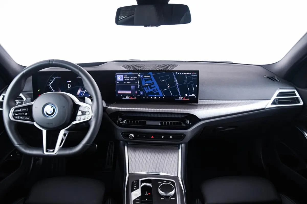 330e xDrive M Sport - Active Cruise Control - Elektrisch verstelbare/verwarmde stoelen - Comfort Access - Sportstoelen - Parking Assistant Plus - BMW Live Cockpit Professional - Getinte ruit