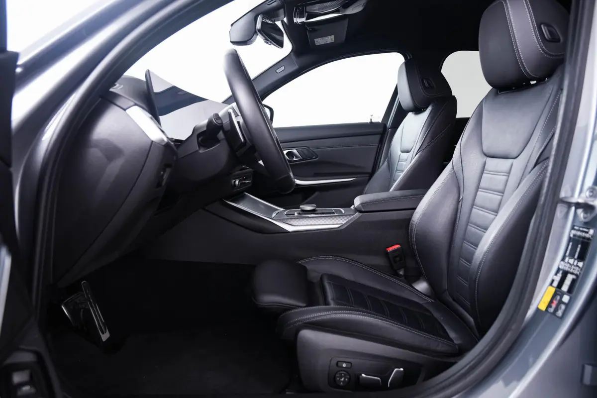 330e xDrive M Sport - Active Cruise Control - Elektrisch verstelbare/verwarmde stoelen - Comfort Access - Sportstoelen - Parking Assistant Plus - BMW Live Cockpit Professional - Getinte ruit