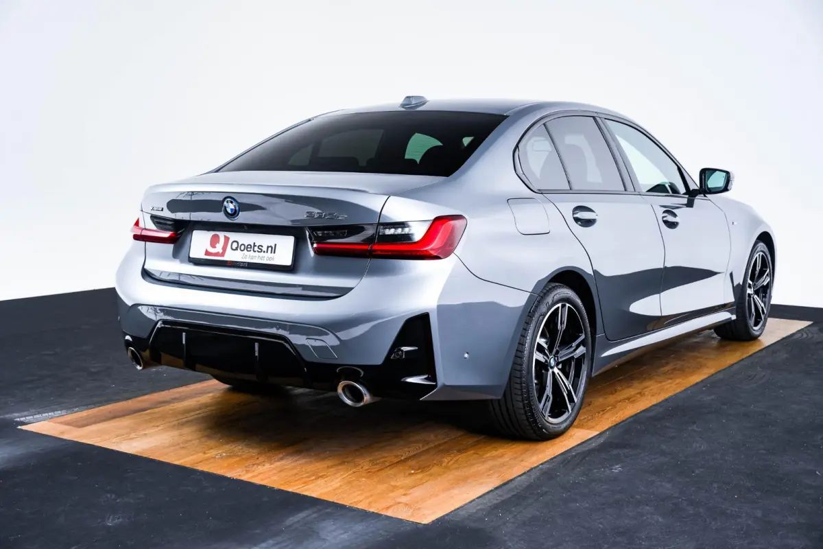 330e xDrive M Sport - Active Cruise Control - Elektrisch verstelbare/verwarmde stoelen - Comfort Access - Sportstoelen - Parking Assistant Plus - BMW Live Cockpit Professional - Getinte ruit
