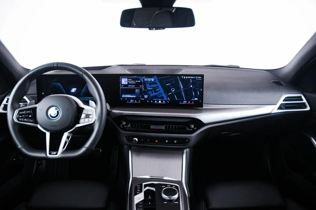 330e xDrive M Sport - Active Cruise Control - Elektrisch verstelbare/verwarmde stoelen - Comfort Access - Sportstoelen - Parking Assistant Plus - BMW Live Cockpit Professional - Getinte ruit