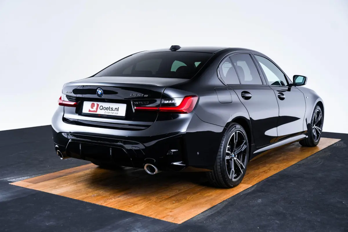330e xDrive M Sport - Active Cruise Control - Elektrisch verstelbare/verwarmde stoelen - Comfort Access - Sportstoelen - Parking Assistant Plus - BMW Live Cockpit Professional - Getinte ruit