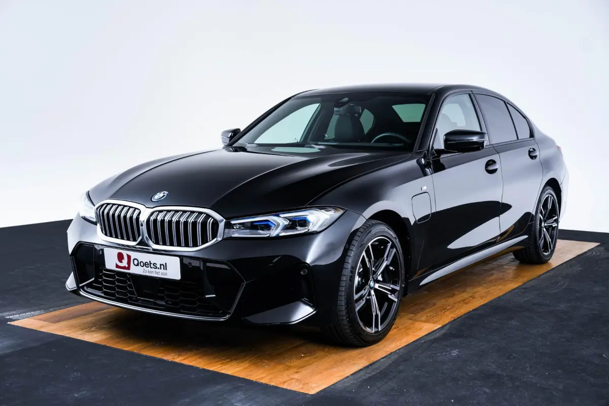 330e xDrive M Sport - Active Cruise Control - Elektrisch verstelbare/verwarmde stoelen - Comfort Access - Sportstoelen - Parking Assistant Plus - BMW Live Cockpit Professional - Getinte ruit