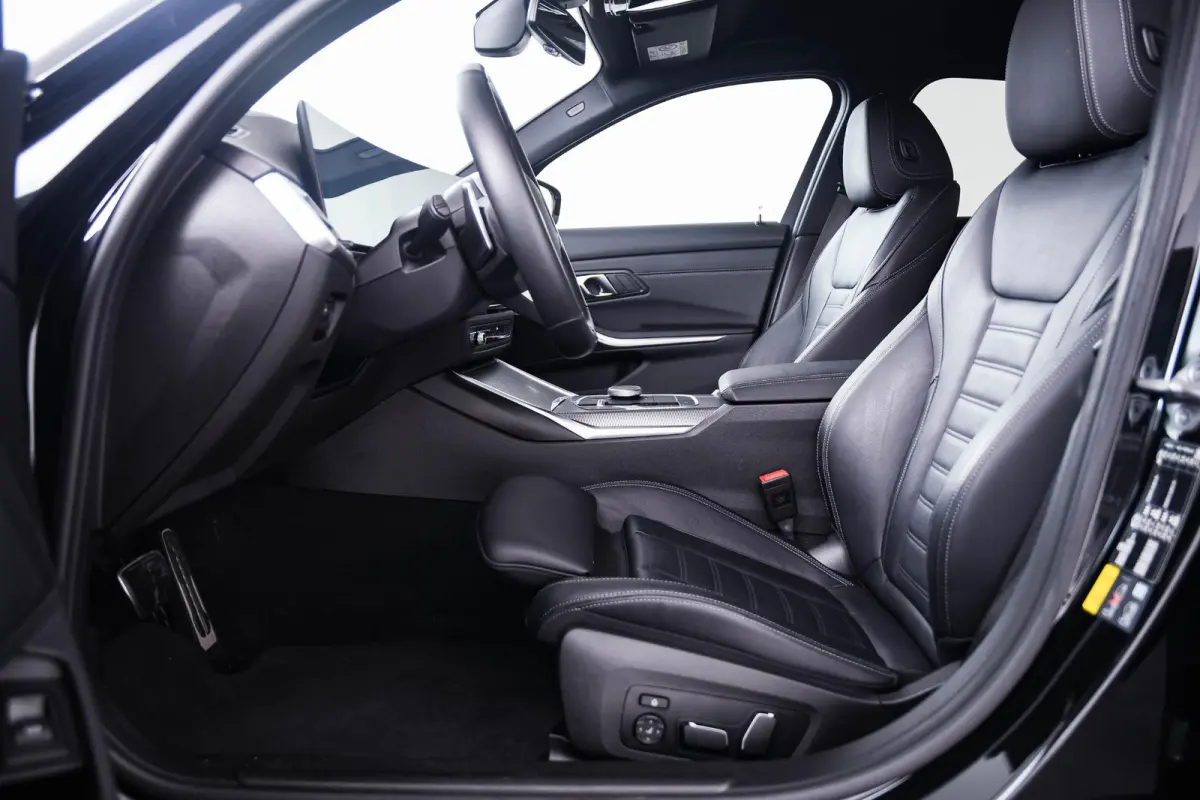330e xDrive M Sport - Active Cruise Control - Elektrisch verstelbare/verwarmde stoelen - Comfort Access - Sportstoelen - Parking Assistant Plus - BMW Live Cockpit Professional - Getinte ruit