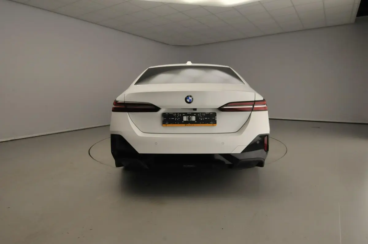 520d | M-Sportpakket | LED | HUD | Active cruise | Trekhaak | Stoelverwarming | DAB | Harman-kardon sound | Alu 19 inch