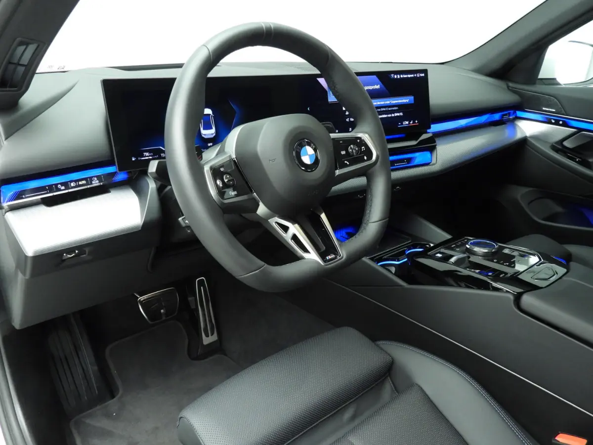 520d | M-Sportpakket | LED | HUD | Active cruise | Trekhaak | Stoelverwarming | DAB | Harman-kardon sound | Alu 19 inch