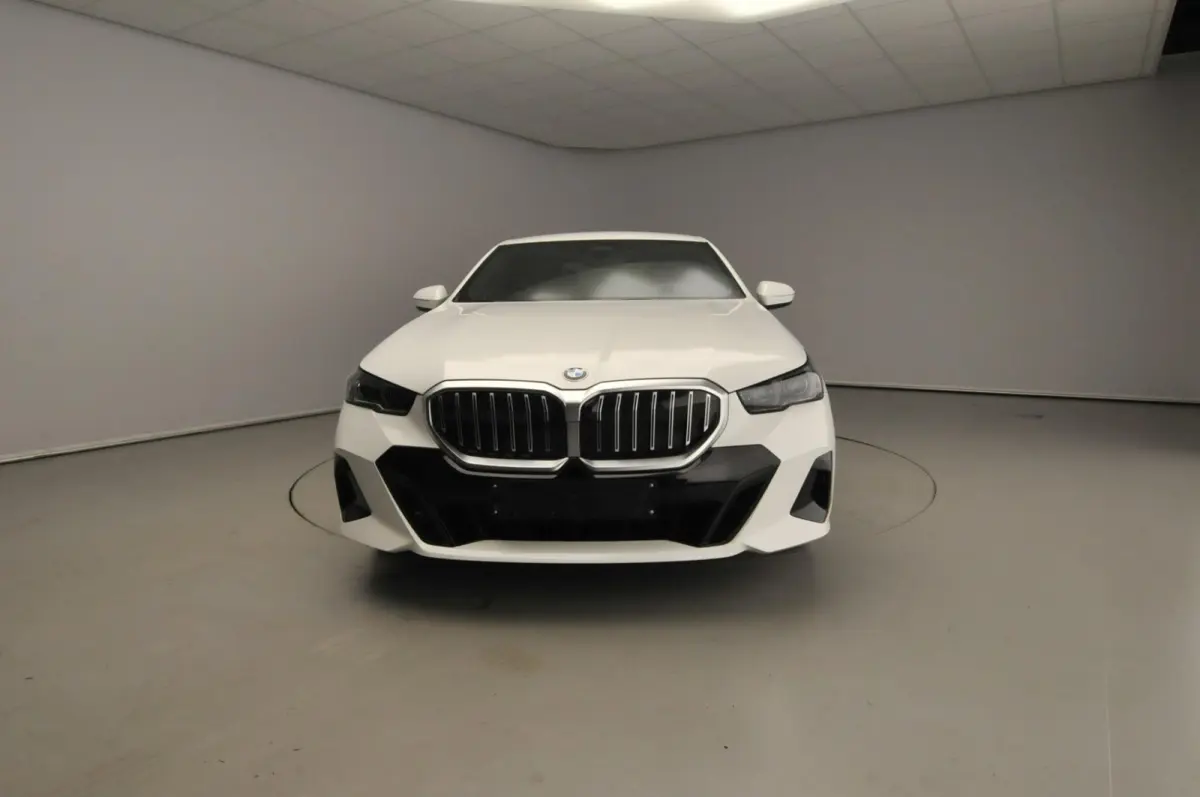 520d | M-Sportpakket | LED | HUD | Active cruise | Trekhaak | Stoelverwarming | DAB | Harman-kardon sound | Alu 19 inch