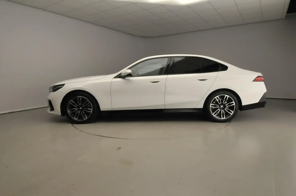 520d | M-Sportpakket | LED | HUD | Active cruise | Trekhaak | Stoelverwarming | DAB | Harman-kardon sound | Alu 19 inch