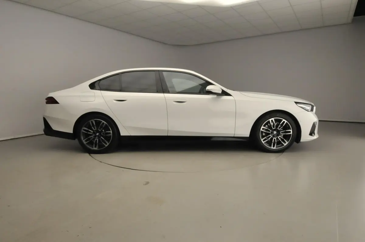 520d | M-Sportpakket | LED | HUD | Active cruise | Trekhaak | Stoelverwarming | DAB | Harman-kardon sound | Alu 19 inch