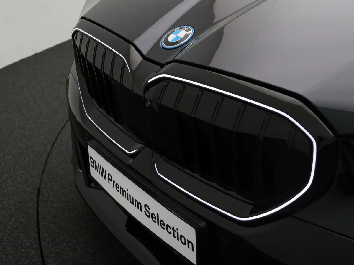 550e xDrive M Sportpakket Pro | Innovation Pack | Travel Pack | Comfort Pack | Trekhaak | Panoramadak | Elektrisch Verstelbare Sportstoelen | Driving Assistant Professional | Bowers & Wilkin