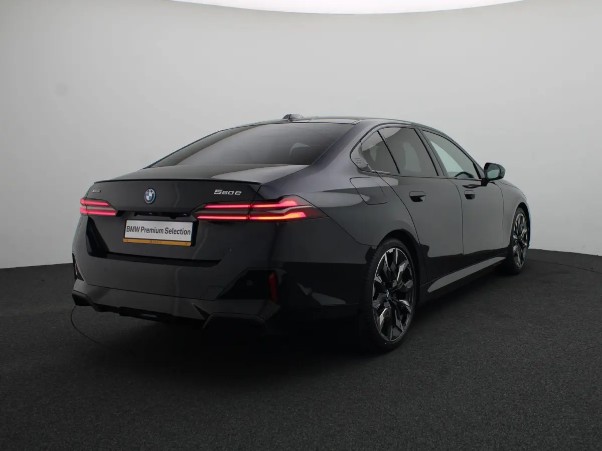 550e xDrive M Sportpakket Pro | Innovation Pack | Travel Pack | Comfort Pack | Trekhaak | Panoramadak | Elektrisch Verstelbare Sportstoelen | Driving Assistant Professional | Bowers & Wilkin