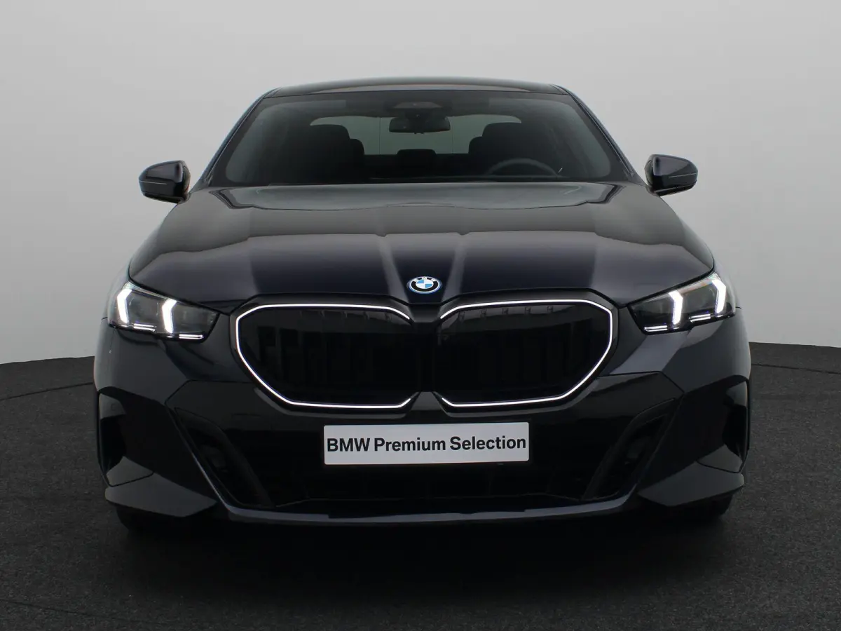 550e xDrive M Sportpakket Pro | Innovation Pack | Travel Pack | Comfort Pack | Trekhaak | Panoramadak | Elektrisch Verstelbare Sportstoelen | Driving Assistant Professional | Bowers & Wilkin