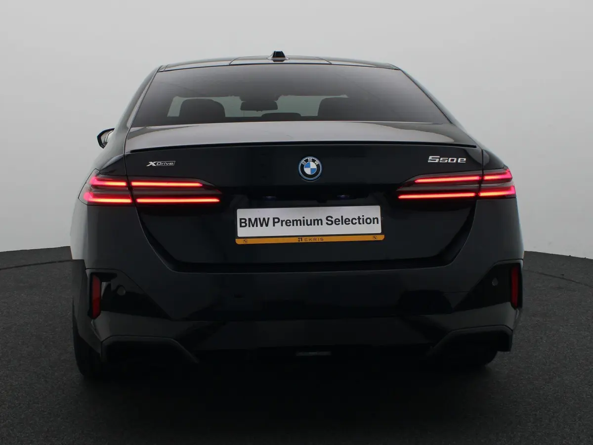 550e xDrive M Sportpakket Pro | Innovation Pack | Travel Pack | Comfort Pack | Trekhaak | Panoramadak | Elektrisch Verstelbare Sportstoelen | Driving Assistant Professional | Bowers & Wilkin