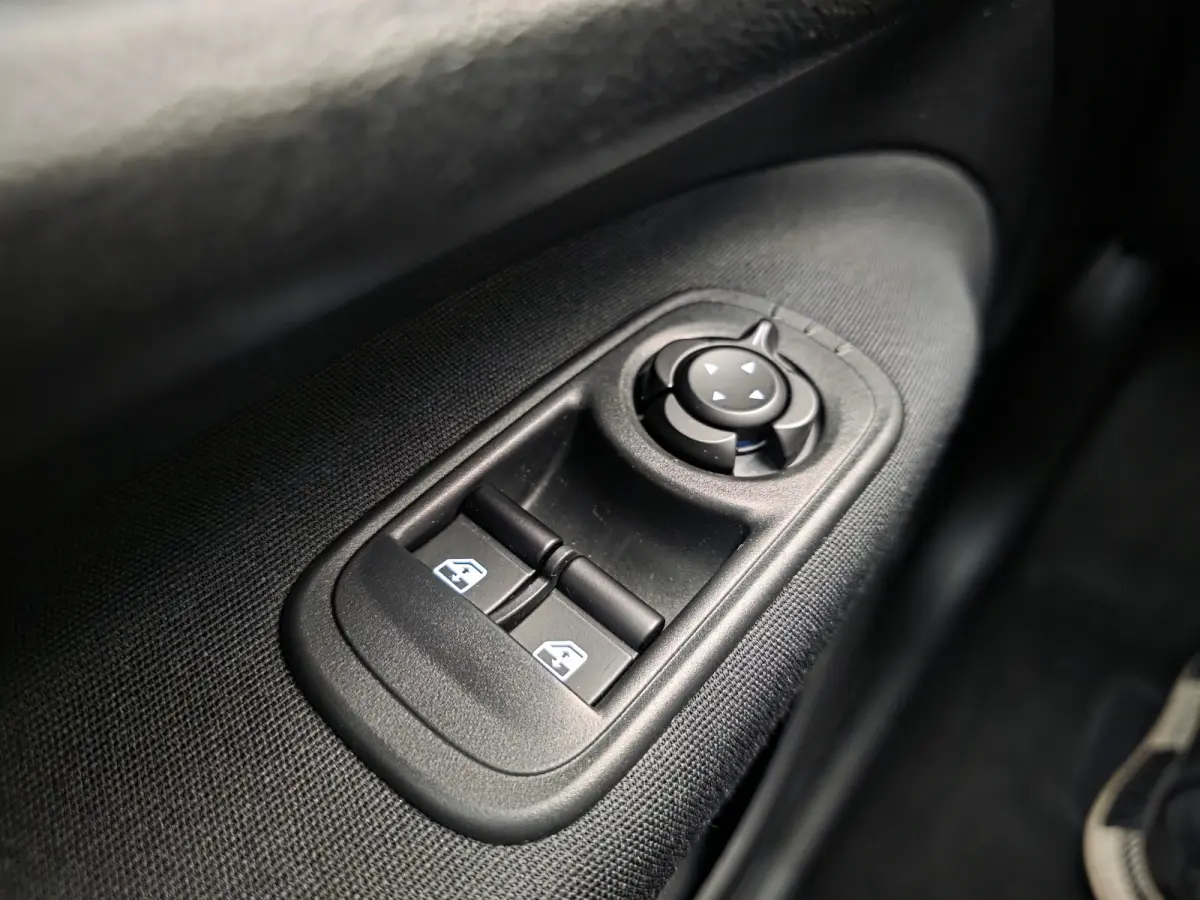 Icon 42 kWh Carplay | 16" Lichtmetaal | Cruise Control | Getint Glas | Bluetooth | Lane-Assist | Digitaal Dashboard | LED  | Airco (automatisch) | Anti Blokkeer Systeem | Bluetooth telefoonv