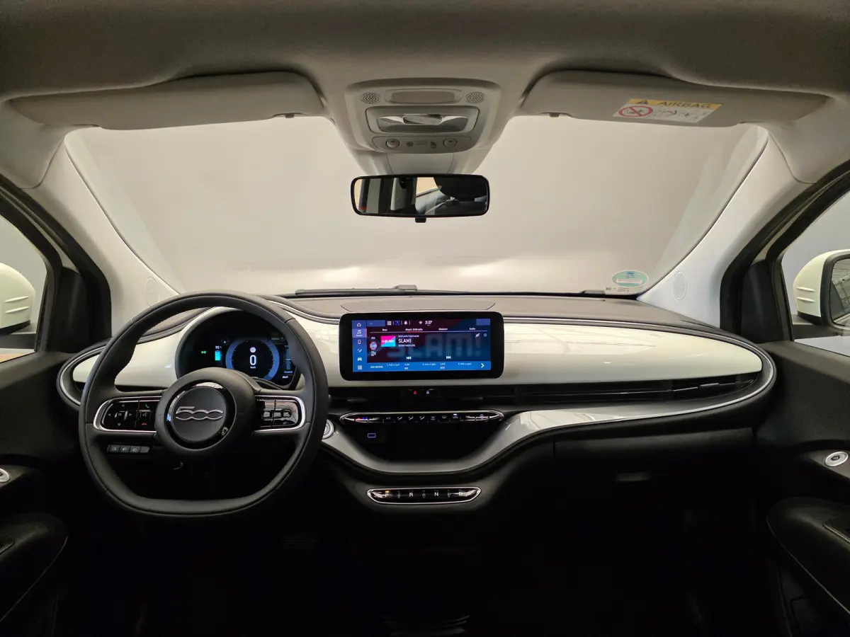 Icon 42 kWh Carplay | 16" Lichtmetaal | Cruise Control | Getint Glas | Bluetooth | Lane-Assist | Digitaal Dashboard | LED  | Airco (automatisch) | Anti Blokkeer Systeem | Bluetooth telefoonv
