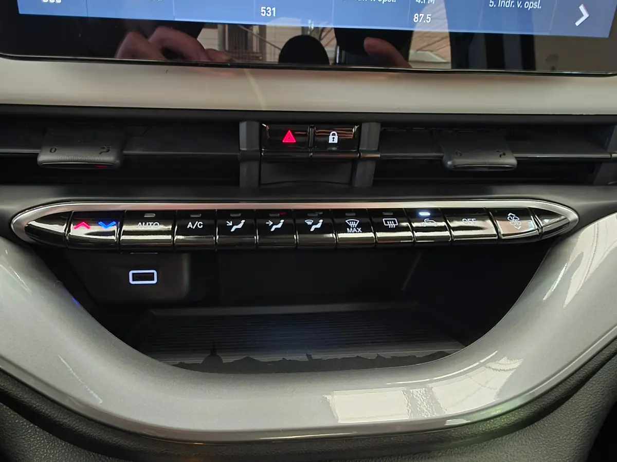 Icon 42 kWh Carplay | 16" Lichtmetaal | Cruise Control | Getint Glas | Bluetooth | Lane-Assist | Digitaal Dashboard | LED  | Airco (automatisch) | Anti Blokkeer Systeem | Bluetooth telefoonv